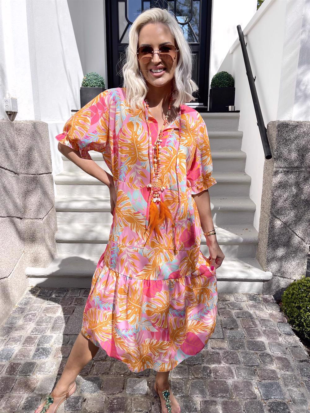 Kanja - Kjole med mønster og flæsekant på ærmet